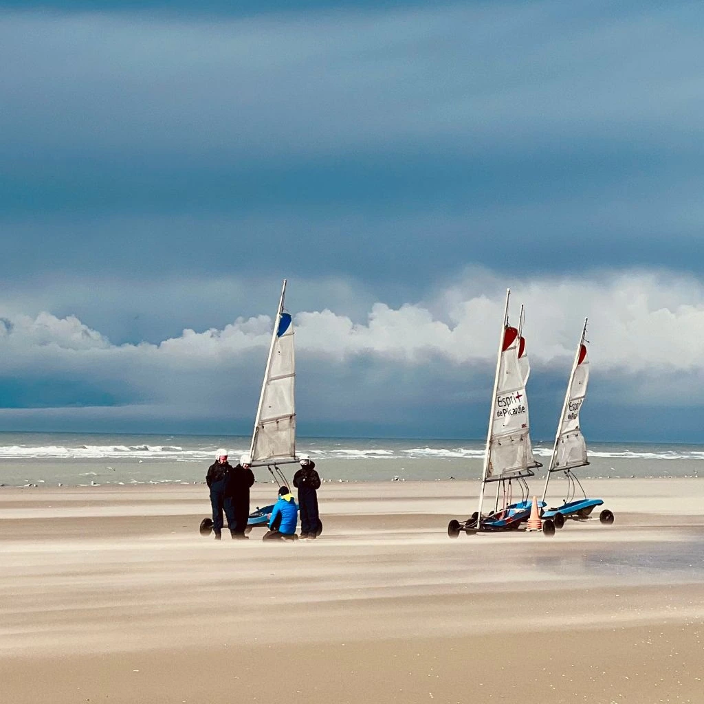 Groupe en stage de voile en char à voile en baie de somme